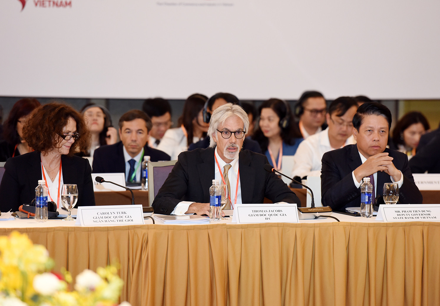 Ông Thomas Jacobs, Giám đốc quốc gia Tổ chức Tài chính quốc tế (IFC) tin tưởng chắc chắn rằng với tinh thần hợp tác trong đối thoại ngày hôm nay giữa khu vực tư nhân và Chính phủ, trong những năm tới, sẽ có được sự tăng trưởng xanh bền vững mạnh mẽ tại Việt Nam. Ông Thomas Jacobs, Giám đốc quốc gia Tổ chức Tài chính quốc tế (IFC) tin tưởng chắc chắn rằng với tinh thần hợp tác trong đối thoại ngày hôm nay giữa khu vực tư nhân và Chính phủ, trong những năm tới, sẽ có được sự tăng trưởng xanh bền vững mạnh mẽ tại Việt Nam.