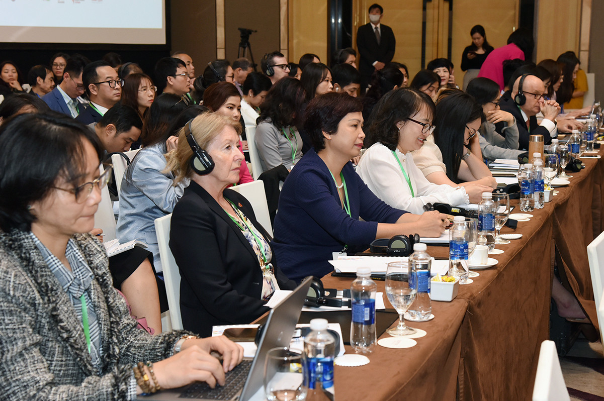 Các đại biểu tại diễn đàn. Các đại biểu tại diễn đàn.