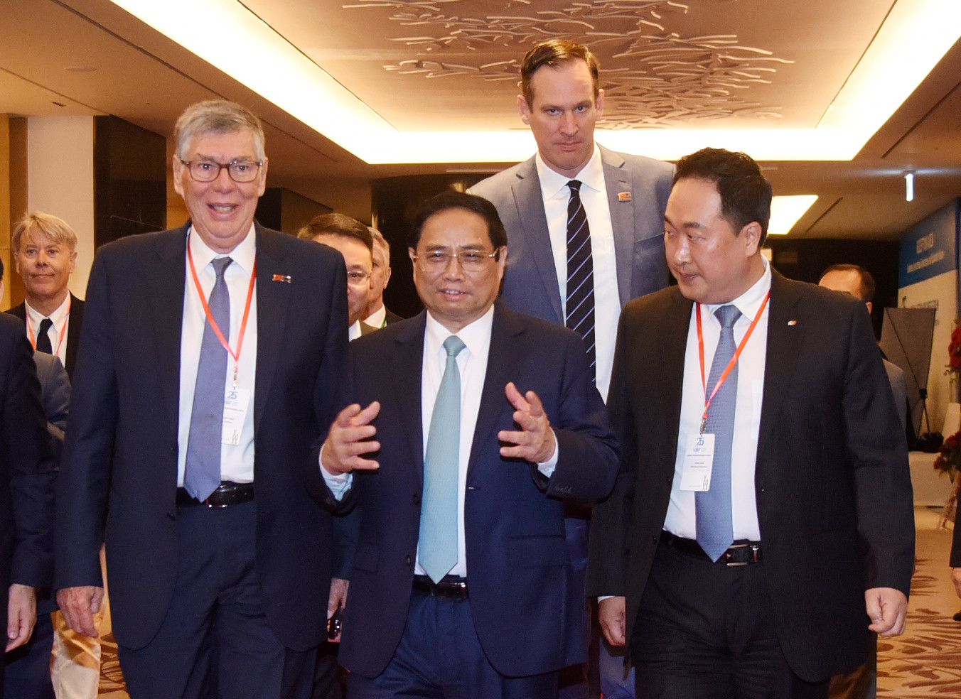 Thủ tướng Chính phủ Phạm Minh Chính trao đổi với đại diện các doanh nghiệp, hiệp hội tại Diễn đàn. Thủ tướng Chính phủ Phạm Minh Chính trao đổi với đại diện các doanh nghiệp, hiệp hội tại Diễn đàn.