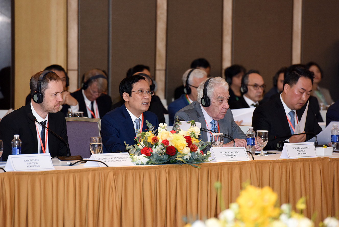 Ông Phạm Tấn Công, Chủ tịch VCCI, đồng Chủ tịch Liên minh Diễn đàn Doanh nghiệp Việt Nam cho biết, để Việt Nam vượt qua các khó khăn, thách thức, thực hiện thắng lợi các mục tiêu phát triển, cả Chính phủ và cộng đồng doanh nghiệp phải đồng hành, phải cùng chia sẻ tầm nhìn và chiến lược phát triển nhanh, xanh, bền vững. Ông Phạm Tấn Công, Chủ tịch VCCI, đồng Chủ tịch Liên minh Diễn đàn Doanh nghiệp Việt Nam cho biết, để Việt Nam vượt qua các khó khăn, thách thức, thực hiện thắng lợi các mục tiêu phát triển, cả Chính phủ và cộng đồng doanh nghiệp phải đồng hành, phải cùng chia sẻ tầm nhìn và chiến lược phát triển nhanh, xanh, bền vững.