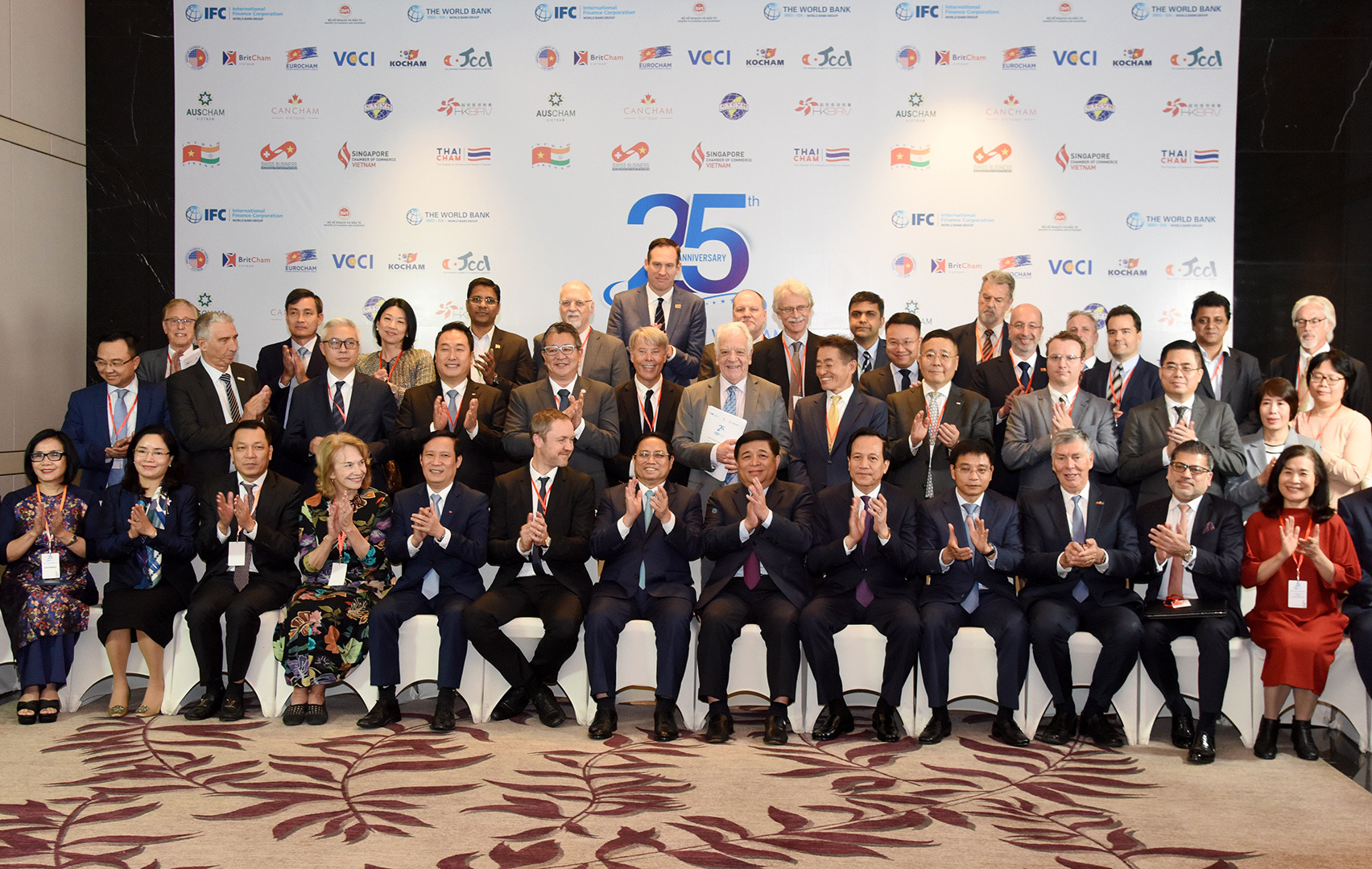 Thủ tướng Phạm Minh Chính với đại biểu các tổ chức quốc tế, hiệp hội doanh nghiệp dự Diễn đàn Doanh nghiệp Việt Nam thường niên 2023. Thủ tướng Phạm Minh Chính với đại biểu các tổ chức quốc tế, hiệp hội doanh nghiệp dự Diễn đàn Doanh nghiệp Việt Nam thường niên 2023.