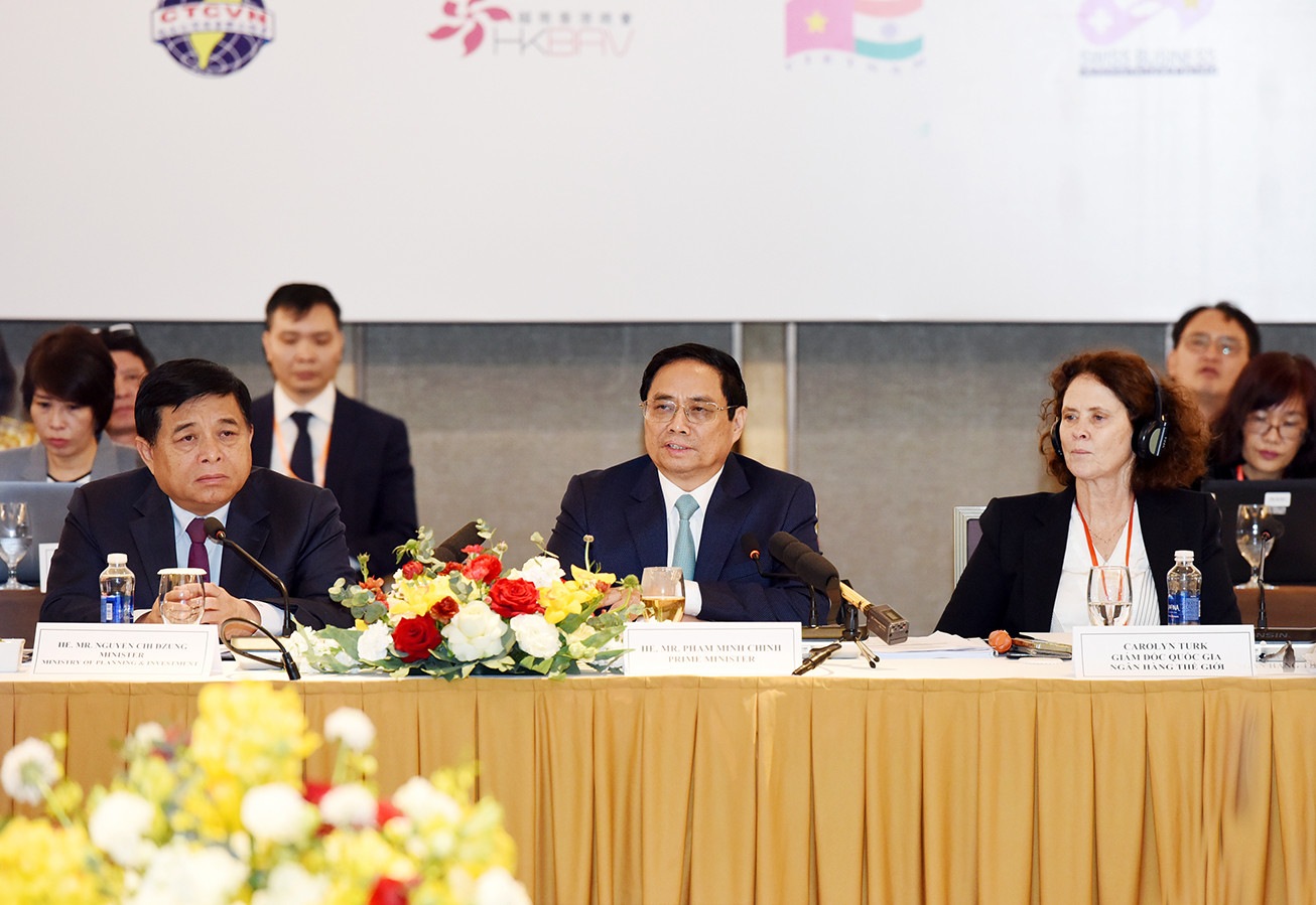 Thủ tướng Chính phủ Phạm Minh Chính đánh giá cao chủ đề của Diễn đàn rất thiết thực trong bối cảnh Việt Nam đang chuyển dịch cơ cấu nền kinh tế, đổi mới mô hình tăng trưởng từ "nâu" sang "xanh", phát triển dựa vào kinh tế xanh, kinh tế số, kinh tế tuần hoàn, kinh tế tri thức. Thủ tướng Chính phủ Phạm Minh Chính đánh giá cao chủ đề của Diễn đàn rất thiết thực trong bối cảnh Việt Nam đang chuyển dịch cơ cấu nền kinh tế, đổi mới mô hình tăng trưởng từ "nâu" sang "xanh", phát triển dựa vào kinh tế xanh, kinh tế số, kinh tế tuần hoàn, kinh tế tri thức.