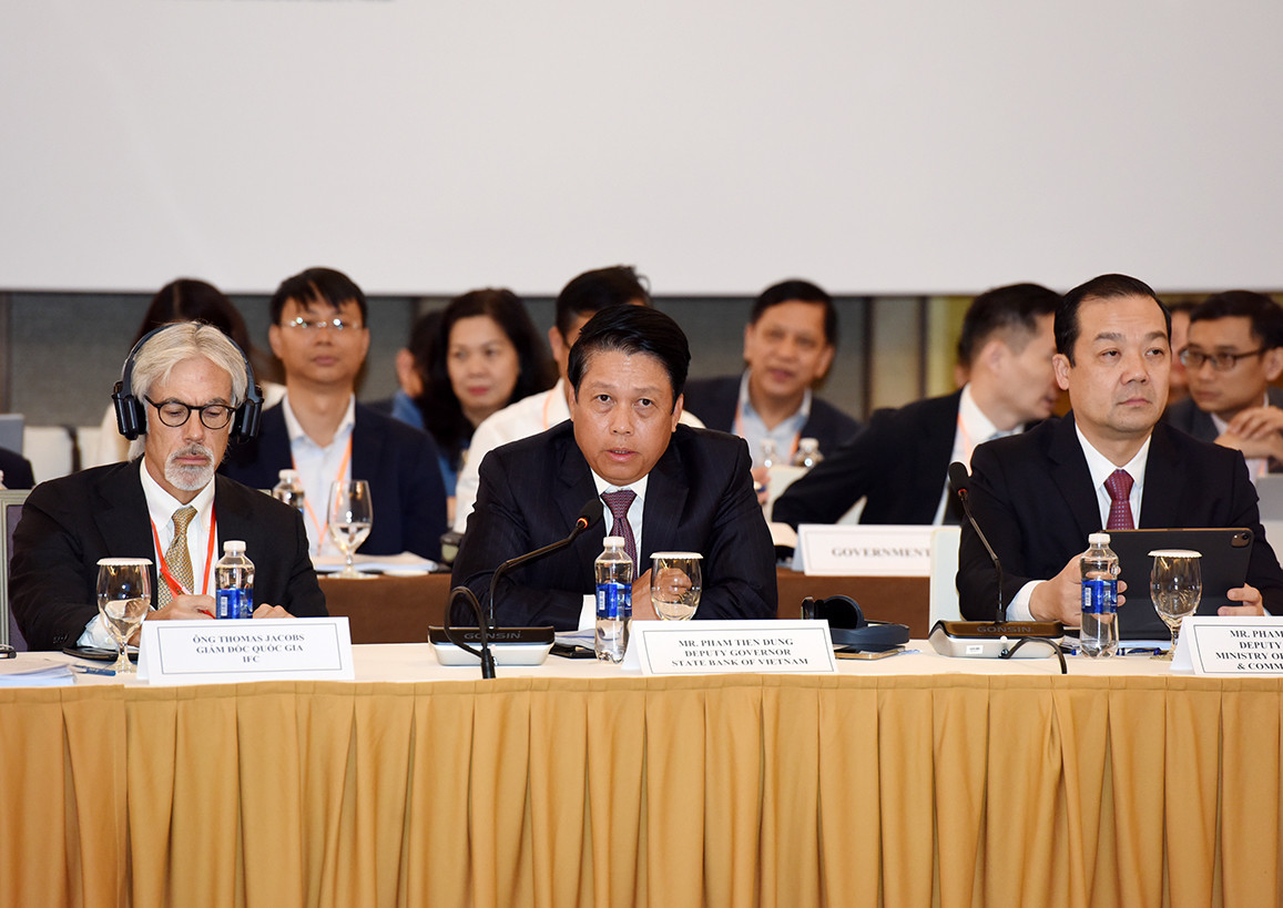 Phó Thống đốc Ngân hàng Nhà nước Việt Nam Phạm Tiến Dũng cam kết trong thời gian tới tiếp tục xử lý các vấn đề liên quan trực tiếp đến ngành ngân hàng. Phó Thống đốc Ngân hàng Nhà nước Việt Nam Phạm Tiến Dũng cam kết trong thời gian tới tiếp tục xử lý các vấn đề liên quan trực tiếp đến ngành ngân hàng.