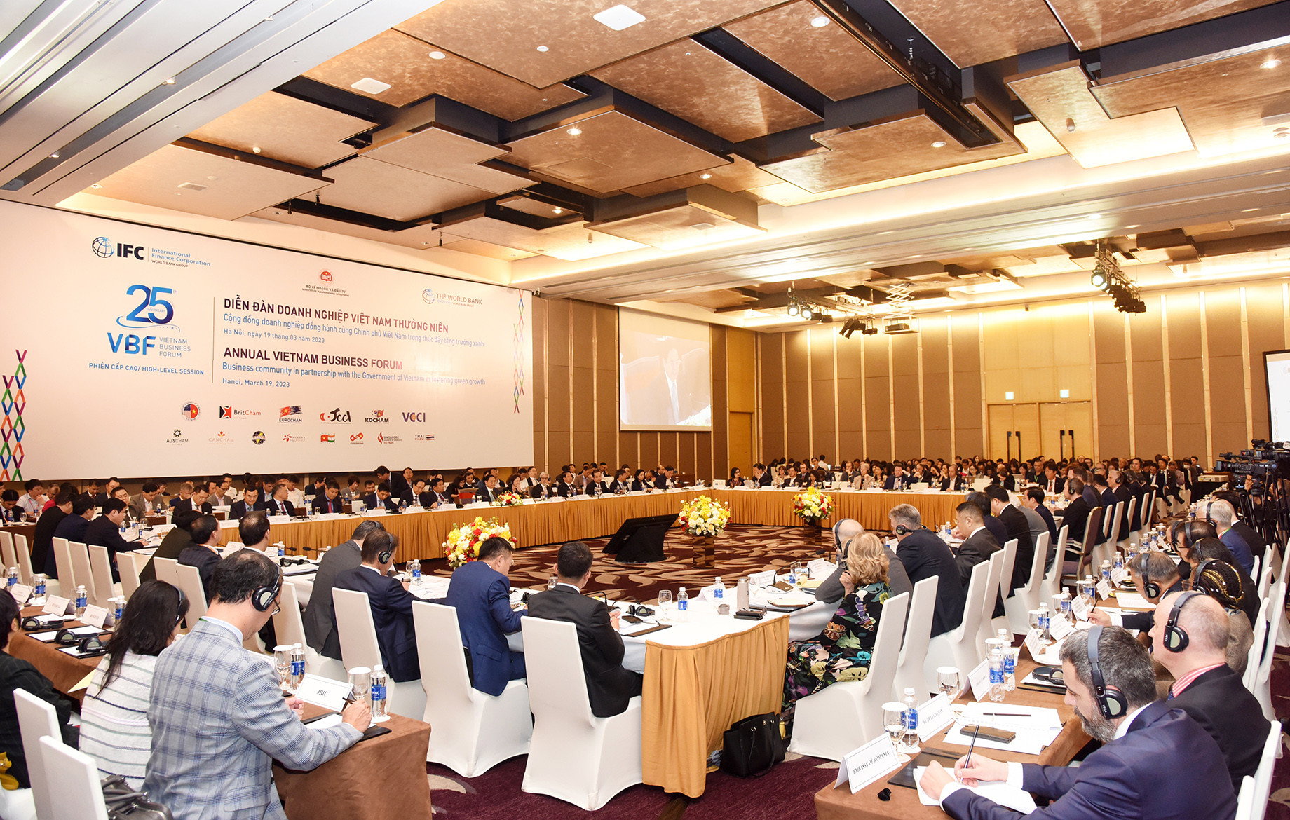 Tại Diễn đàn, Thủ tướng khẳng định Chính phủ Việt Nam tiếp tục cam kết mạnh mẽ về tạo mọi điều kiện thuận lợi để các doanh nghiệp phát triển. Tại Diễn đàn, Thủ tướng khẳng định Chính phủ Việt Nam tiếp tục cam kết mạnh mẽ về tạo mọi điều kiện thuận lợi để các doanh nghiệp phát triển.