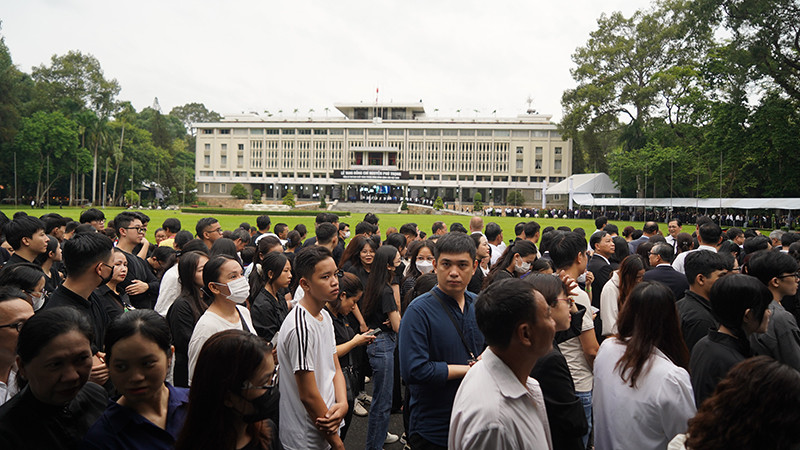 Càng về chiều Hội trường Thống Nhất càng đông người tới viếng Tổng Bí thư Nguyễn Phú Trọng. Càng về chiều Hội trường Thống Nhất càng đông người tới viếng Tổng Bí thư Nguyễn Phú Trọng.