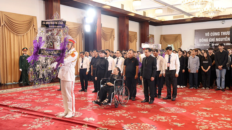 Gia đình cố Tổng Bí thư Lê Duẩn viếng Tổng Bí thư Nguyễn Phú Trọng. Gia đình cố Tổng Bí thư Lê Duẩn viếng Tổng Bí thư Nguyễn Phú Trọng.