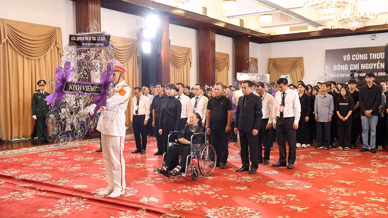Gia đình cố Tổng Bí thư Lê Duẩn viếng Tổng Bí thư Nguyễn Phú Trọng.