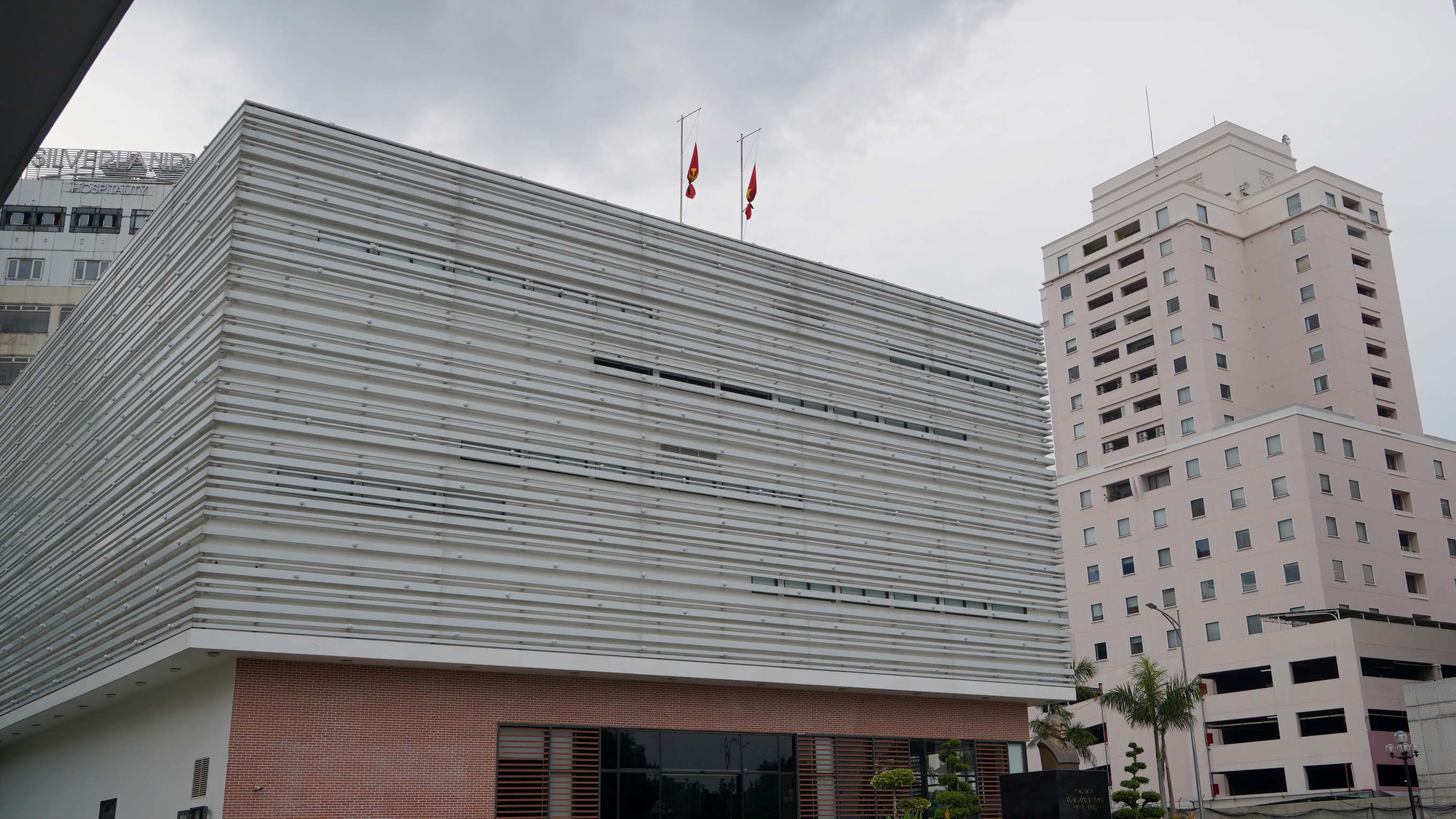 Bảo tàng Tôn Đức Thắng (số 5 đường Tôn Đức Thắng, Bến Nghé, quận 1, Thành phố Hồ Chí Minh) đã thực hiện việc treo cờ rủ để tưởng nhớ người Tổng Bí thư đáng kính.