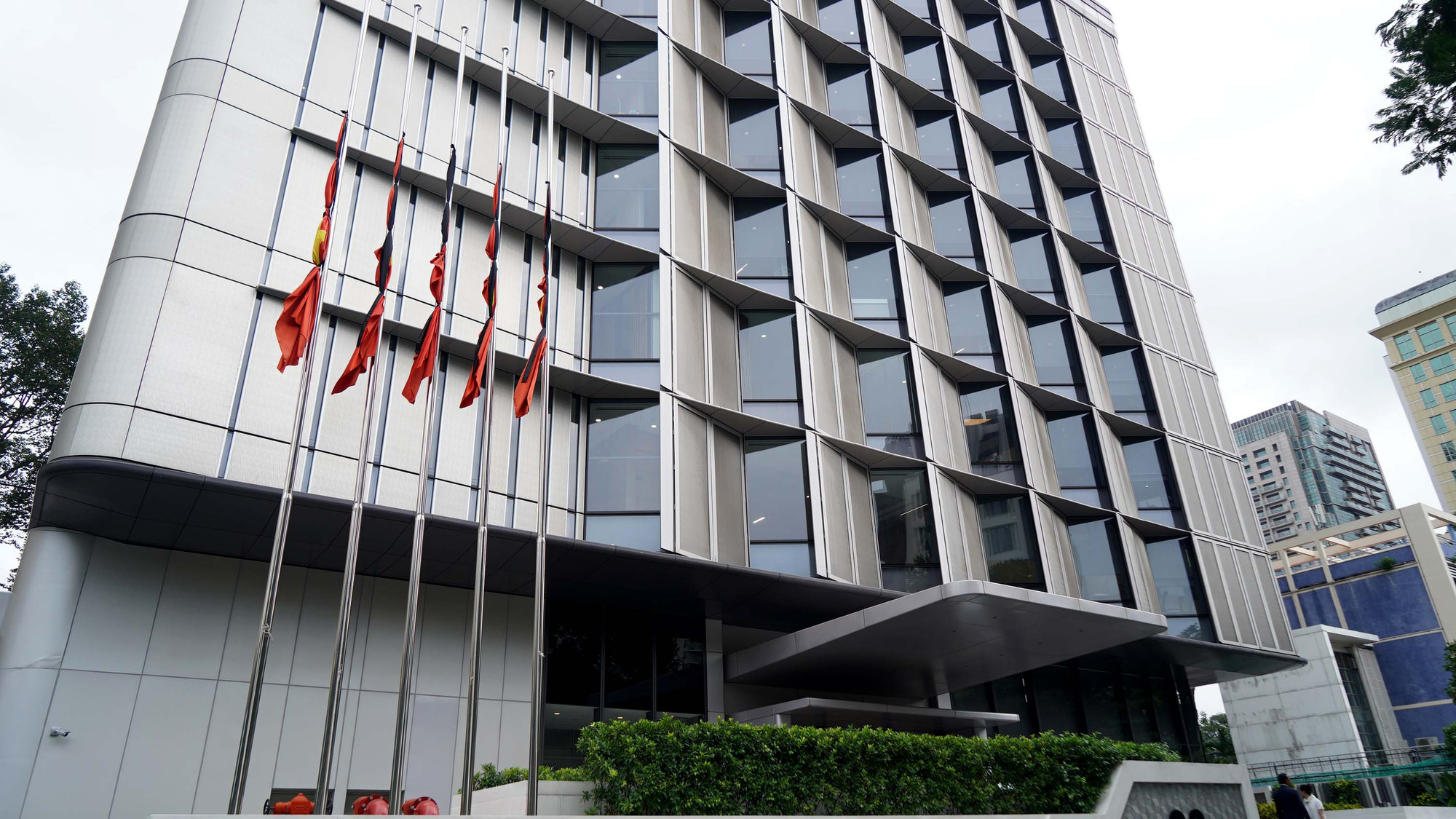 Ghi nhận tại Thành phố Hồ Chí Minh trong những ngày qua, dù chưa tới ngày diễn ra Quốc tang nhưng nhiều cơ quan, tổ chức, khu dân cư, cơ sở kinh doanh... đã treo cờ rủ để tỏ lòng biết ơn, tưởng nhớ Tổng Bí thư Nguyễn Phú Trọng.