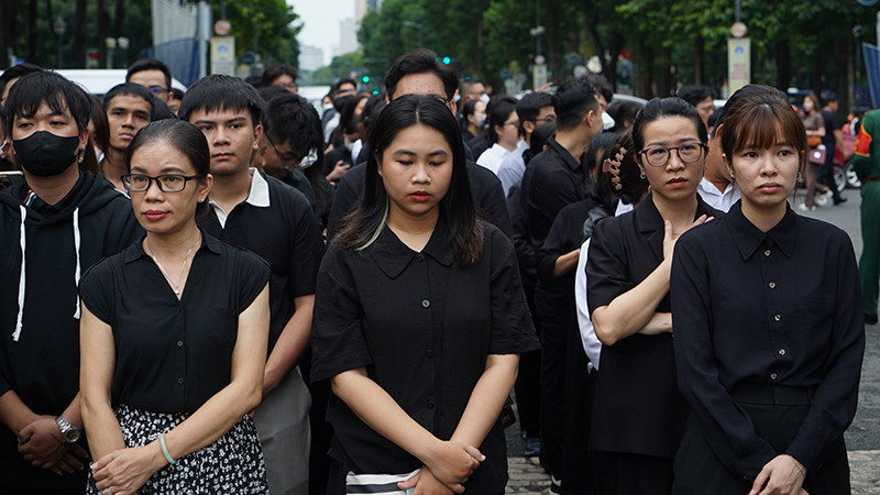 Chiều 25/7, mặc dù tại Thành phố Hồ Chí Minh trời đổ mưa, nhưng cũng không ngăn được lòng thành của người dân đứng đợi được vào viếng Tổng Bí thư Nguyễn Phú Trọng. Chiều 25/7, mặc dù tại Thành phố Hồ Chí Minh trời đổ mưa, nhưng cũng không ngăn được lòng thành của người dân đứng đợi được vào viếng Tổng Bí thư Nguyễn Phú Trọng.