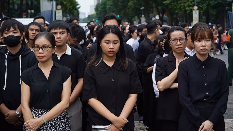 Chiều 25/7, mặc dù tại Thành phố Hồ Chí Minh trời đổ mưa, nhưng cũng không ngăn được lòng thành của người dân đứng đợi được vào viếng Tổng Bí thư Nguyễn Phú Trọng.