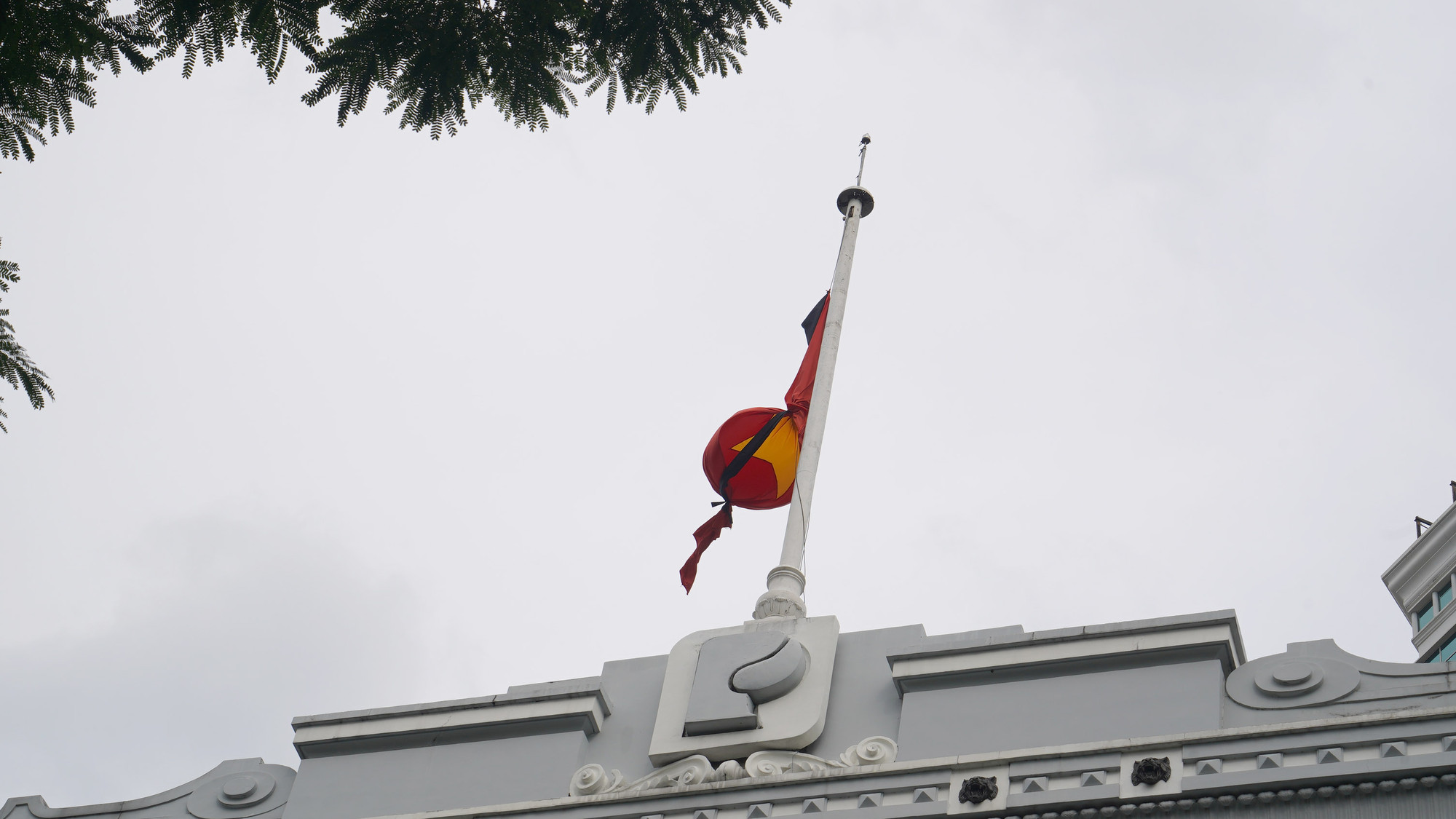 Những lá cờ rủ treo lên trước ngày Quốc tang tưởng niệm Tổng Bí thư Nguyễn Phú Trọng.