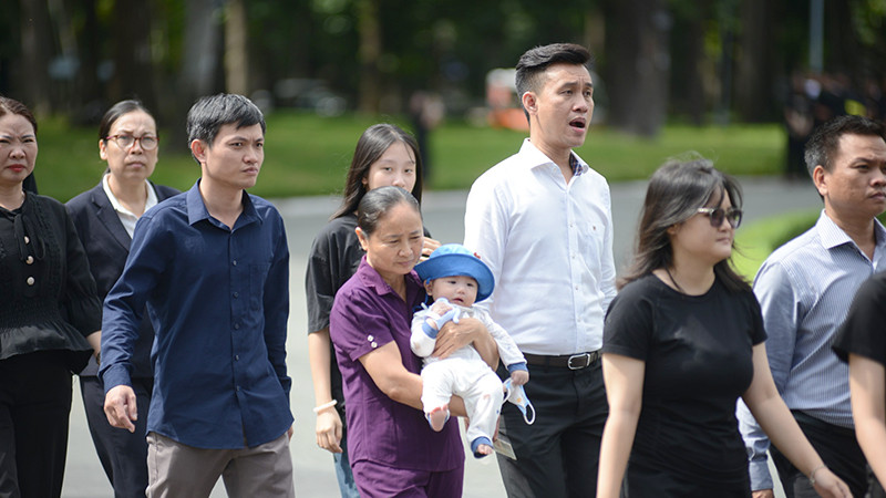 Đông đảo người dân vào viếng Tổng Bí thư Nguyễn Phú Trọng. Đông đảo người dân vào viếng Tổng Bí thư Nguyễn Phú Trọng.