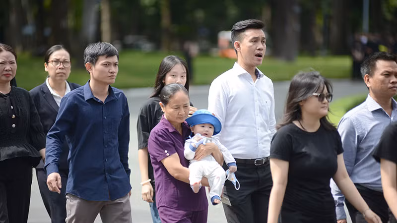 Đông đảo người dân vào viếng Tổng Bí thư Nguyễn Phú Trọng.