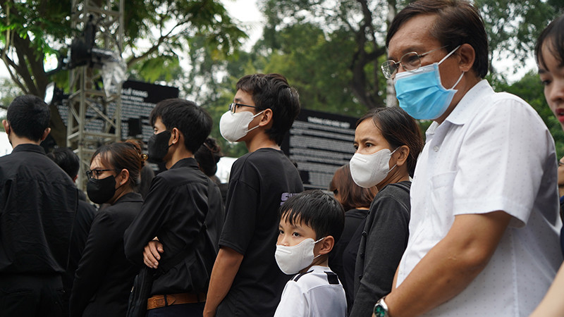 Các em nhỏ cùng bố mẹ chờ vào trong Hội trường Thống Nhất viếng Tổng Bí thư Nguyễn Phú Trọng sau giờ tan ca. Các em nhỏ cùng bố mẹ chờ vào trong Hội trường Thống Nhất viếng Tổng Bí thư Nguyễn Phú Trọng sau giờ tan ca.