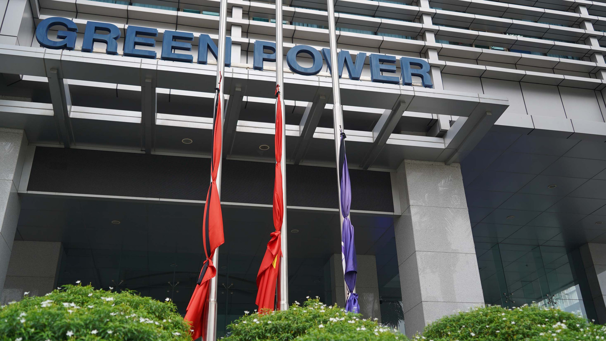 Lễ viếng Tổng Bí thư Nguyễn Phú Trọng sẽ bắt đầu từ 7 giờ đến 22 giờ ngày 25/7/2024 (thứ năm) và từ 7 giờ đến 12 giờ 30 phút ngày 26/7/2024 (thứ sáu). Lễ truy điệu sẽ diễn ra lúc 13 giờ ngày 26/7/2024 (thứ sáu). Lễ viếng và Lễ truy điệu diễn ra tại Hội trường Thống Nhất, số 135 Nam Kỳ Khởi Nghĩa, phường Bến Nghé, quận 1, Thành phố Hồ Chí Minh. Các cơ quan, đơn vị, xí nghiệp, trường học, bệnh viện, các đơn vị lực lượng vũ trang treo cờ Tổ quốc theo nghi thức cờ rủ, có dải băng tang màu đen; ngừng tổ chức các hoạt động vui chơi, giải trí công cộng trong hai ngày Quốc tang (25 và 26/7/2024).