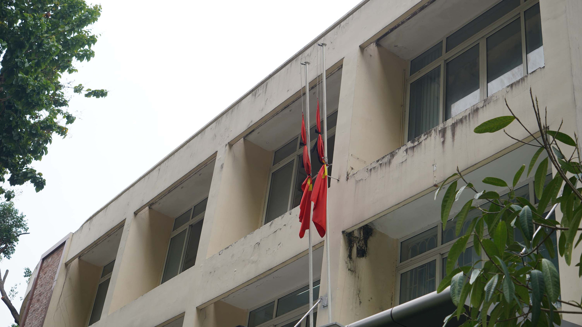 Trụ sở làm việc của các cơ quan đoàn thể tại Thành phố Hồ Chí Minh treo cờ rủ.