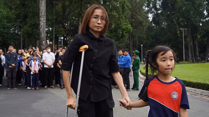 Người lớn tuổi và người khuyết tật được ưu tiên vào Hội trường Thống Nhất để viếng Tổng Bí thư Nguyễn Phú Trọng trước.