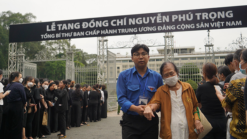 Dù sức yếu, đi lại khó khăn, nhưng hôm nay, một người dân vẫn cố gắng tới viếng Tổng Bí thư Nguyễn Phú Trọng. Dù sức yếu, đi lại khó khăn, nhưng hôm nay, một người dân vẫn cố gắng tới viếng Tổng Bí thư Nguyễn Phú Trọng.