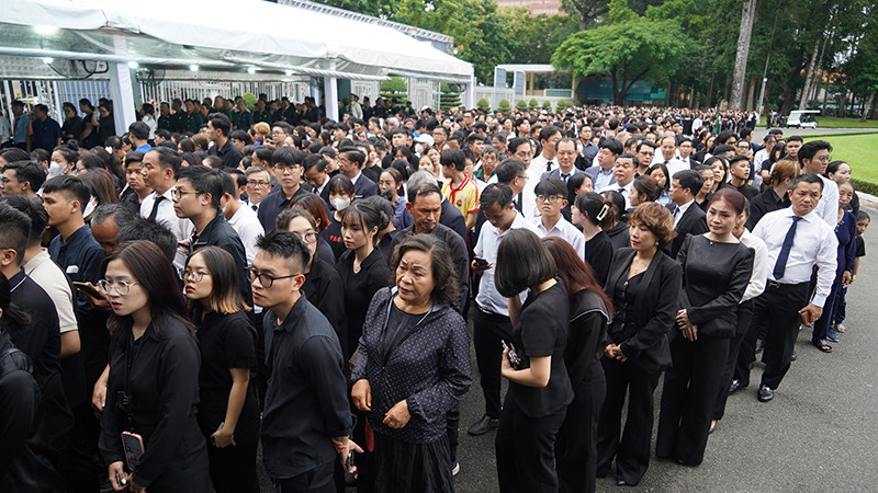 Đông đảo các ban, ngành, đoàn thể và người dân tại Thành phố Hồ Chí Minh xếp hàng dài phía trước cổng Hội trường Thống Nhất để chờ vào viếng Tổng Bí thư Nguyễn Phú Trọng. Đông đảo các ban, ngành, đoàn thể và người dân tại Thành phố Hồ Chí Minh xếp hàng dài phía trước cổng Hội trường Thống Nhất để chờ vào viếng Tổng Bí thư Nguyễn Phú Trọng.