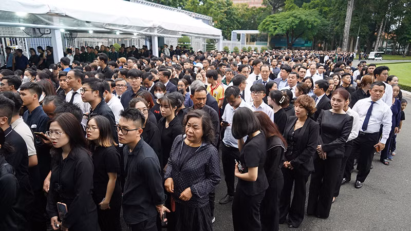 Đông đảo các ban, ngành, đoàn thể và người dân tại Thành phố Hồ Chí Minh xếp hàng dài phía trước cổng Hội trường Thống Nhất để chờ vào viếng Tổng Bí thư Nguyễn Phú Trọng.