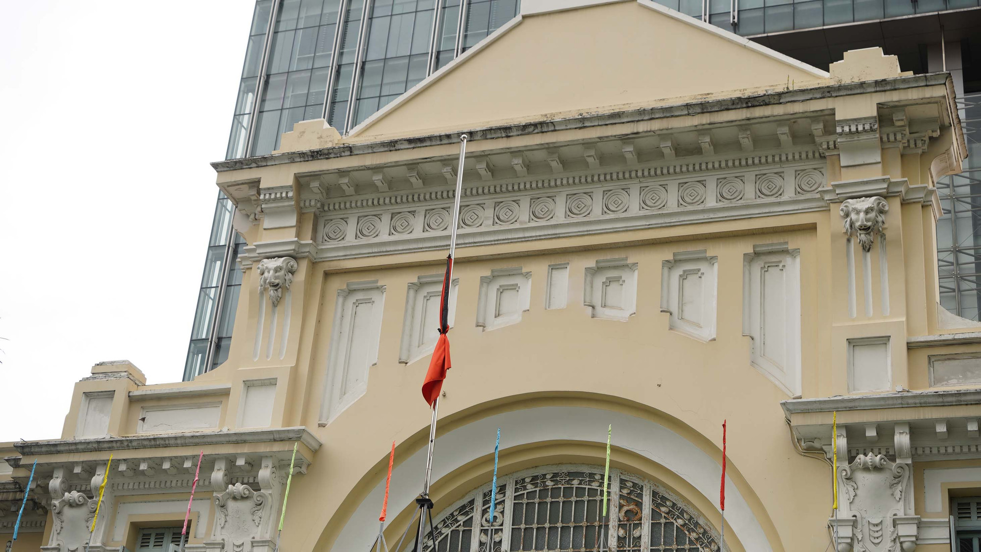 Cờ rủ được treo trên đường Nguyễn Huệ, quận 1.