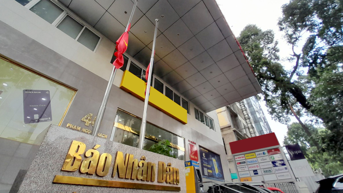 Tại cơ quan, trụ sở các tòa soạn báo Trung ương và địa phương trên địa bàn Thành phố Hồ Chí Minh cũng đã thực hiện nghi thức thắt dải băng đen tưởng niệm.