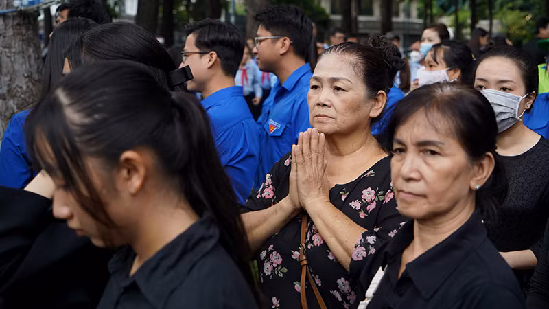 Dòng người xếp hàng dài từ cổng chính vào tận bên trong Hội trường Thống Nhất.