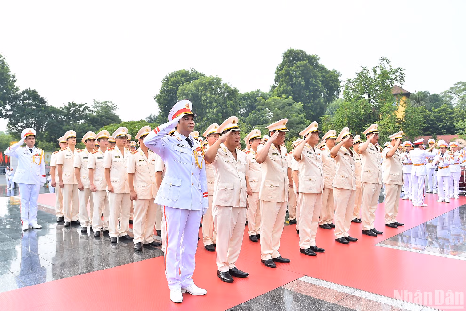 Đoàn đại biểu Đảng ủy Công an Trung ương, Bộ Công an thành kính tưởng niệm các Anh hùng liệt sĩ.