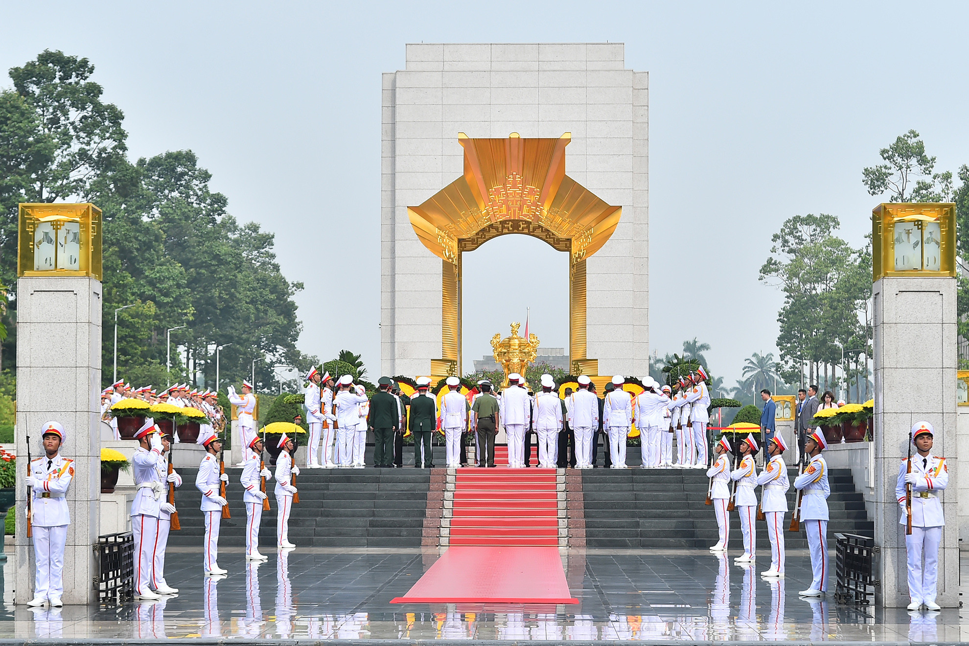 Các đoàn đại biểu đặt vòng hoa, tưởng niệm các Anh hùng liệt sĩ tại Đài tưởng niệm các Anh hùng liệt sĩ trên đường Bắc Sơn nhân dịp 77 năm Ngày Thương binh-Liệt sĩ (27/7/1947-27/7/2024).