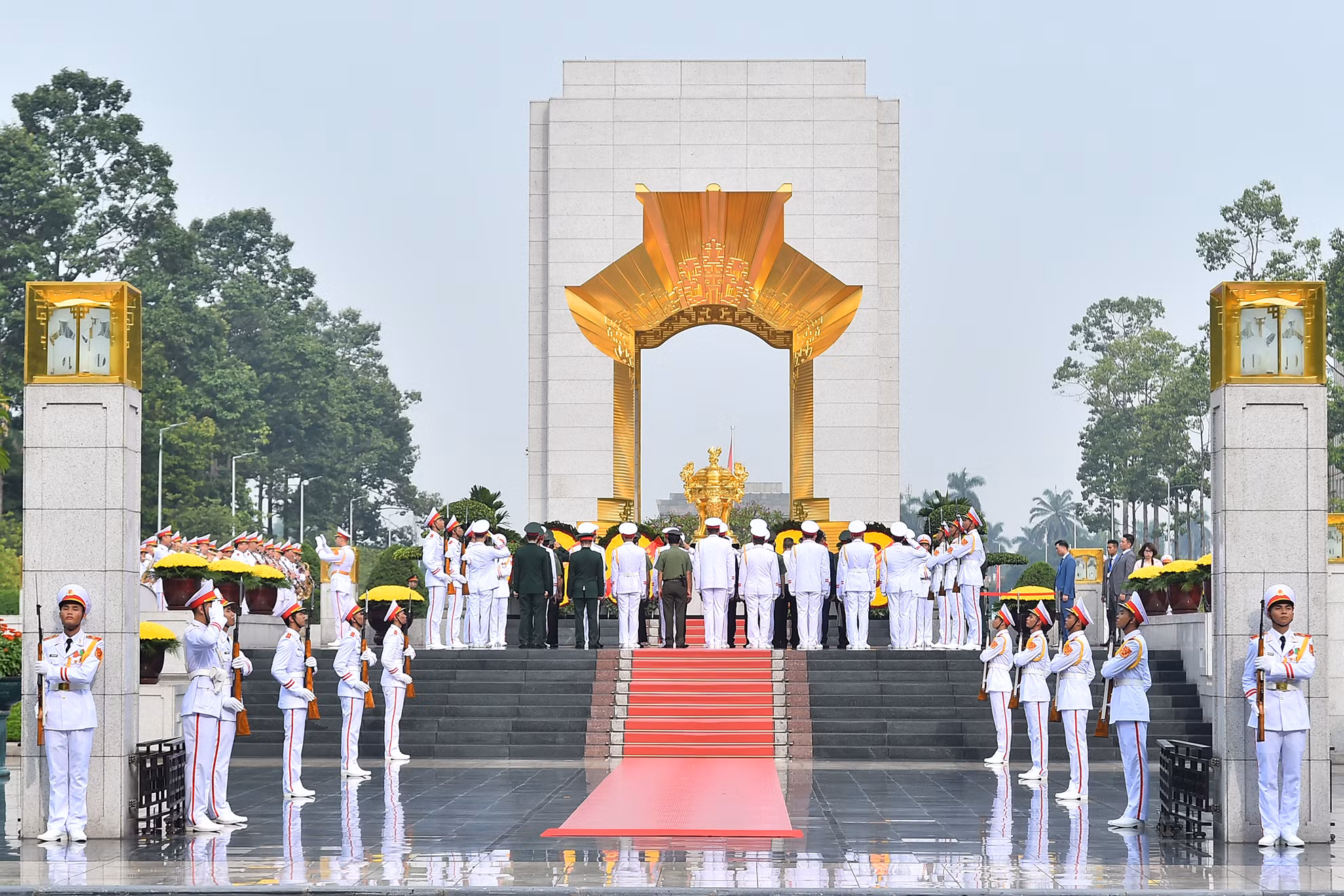 Các đoàn đại biểu đặt vòng hoa, tưởng niệm các Anh hùng liệt sĩ tại Đài tưởng niệm các Anh hùng liệt sĩ trên đường Bắc Sơn nhân dịp 77 năm Ngày Thương binh-Liệt sĩ (27/7/1947-27/7/2024).