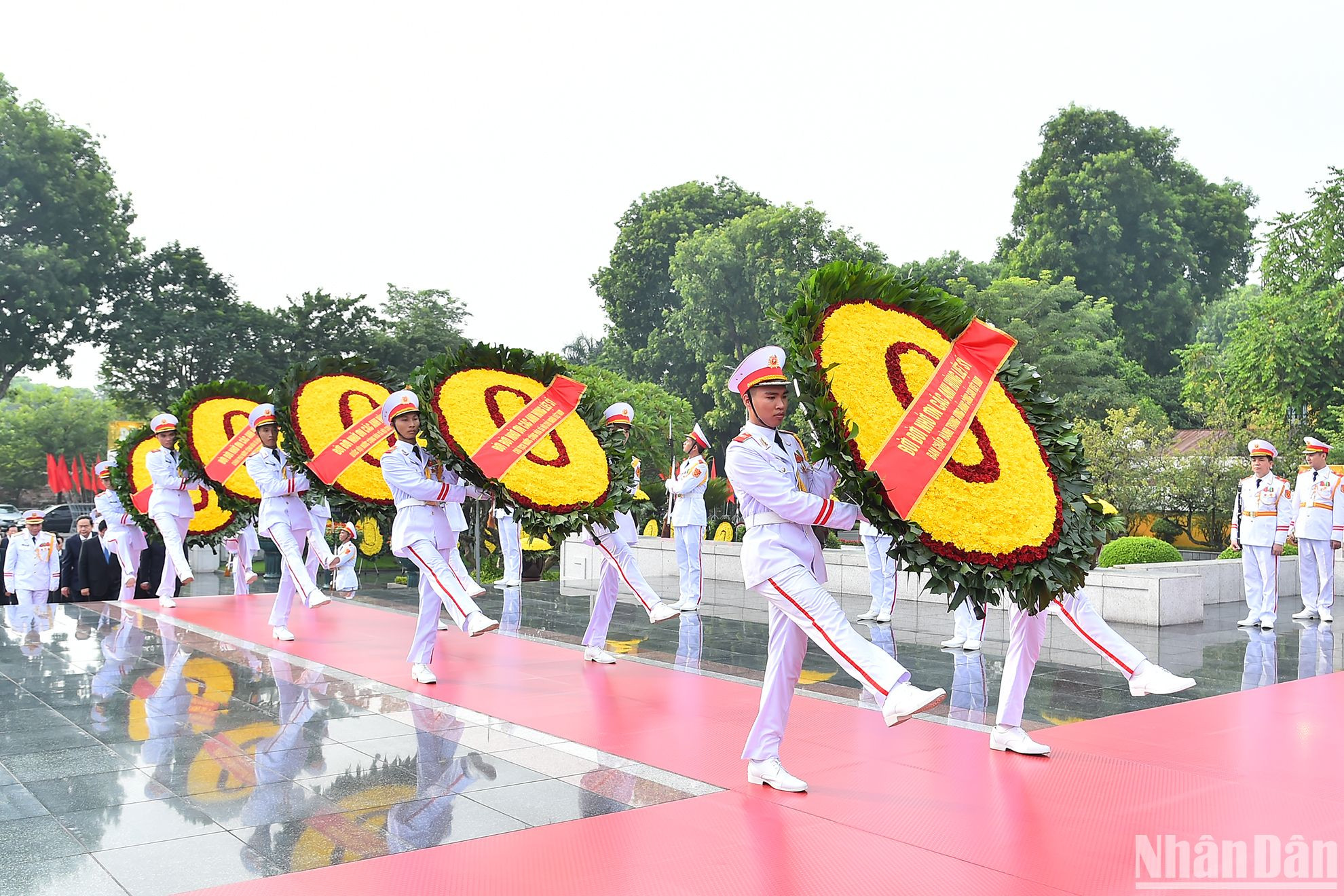 Đoàn đại biểu Đảng ủy Công an Trung ương, Bộ Công an do Trung tướng Lê Quốc Hùng, Ủy viên Trung ương Đảng, Thứ trưởng Công an làm Trưởng đoàn đặt vòng hoa, tưởng niệm các Anh hùng liệt sĩ.