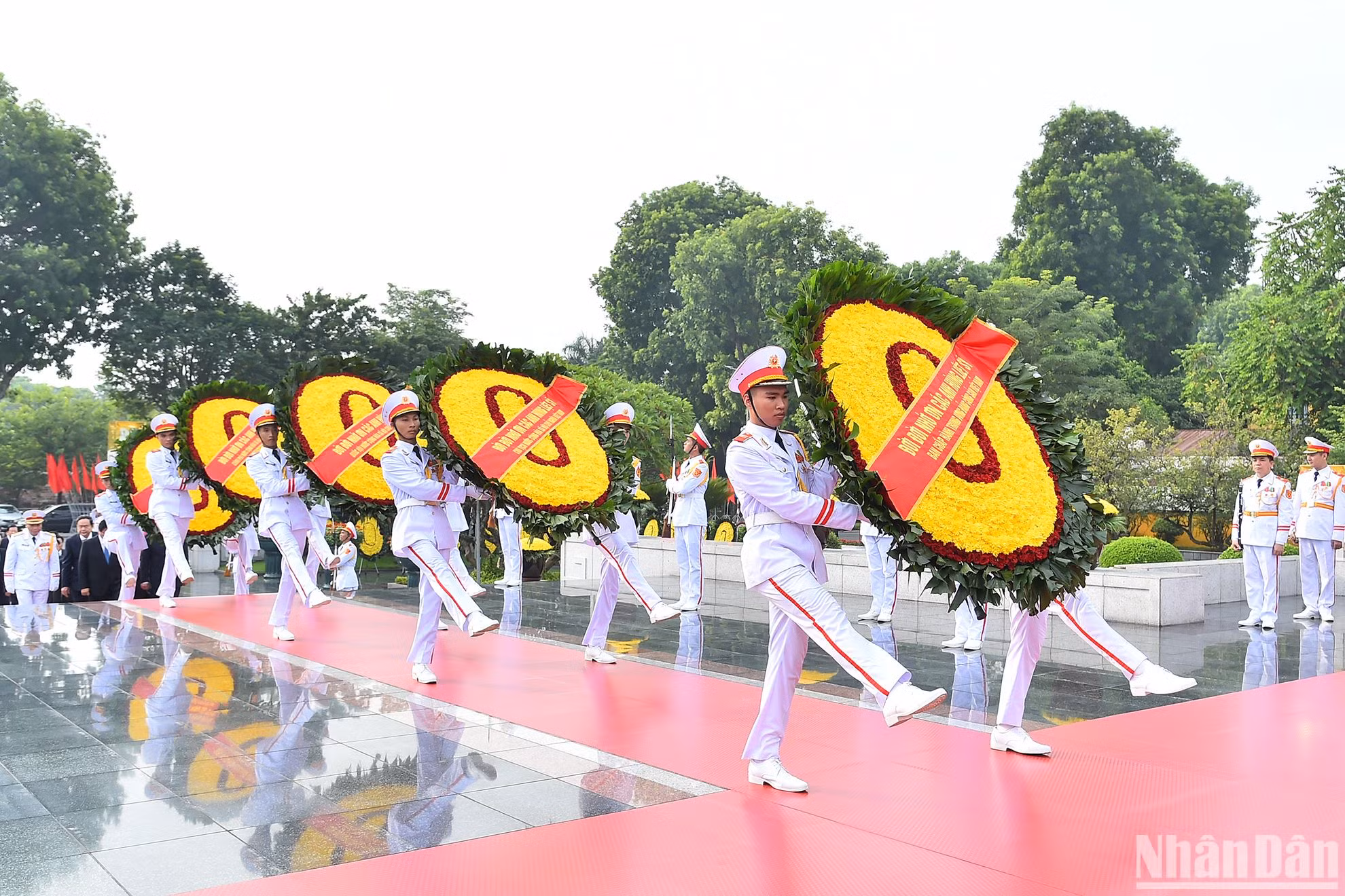 Đoàn đại biểu Đảng ủy Công an Trung ương, Bộ Công an do Trung tướng Lê Quốc Hùng, Ủy viên Trung ương Đảng, Thứ trưởng Công an làm Trưởng đoàn đặt vòng hoa, tưởng niệm các Anh hùng liệt sĩ.