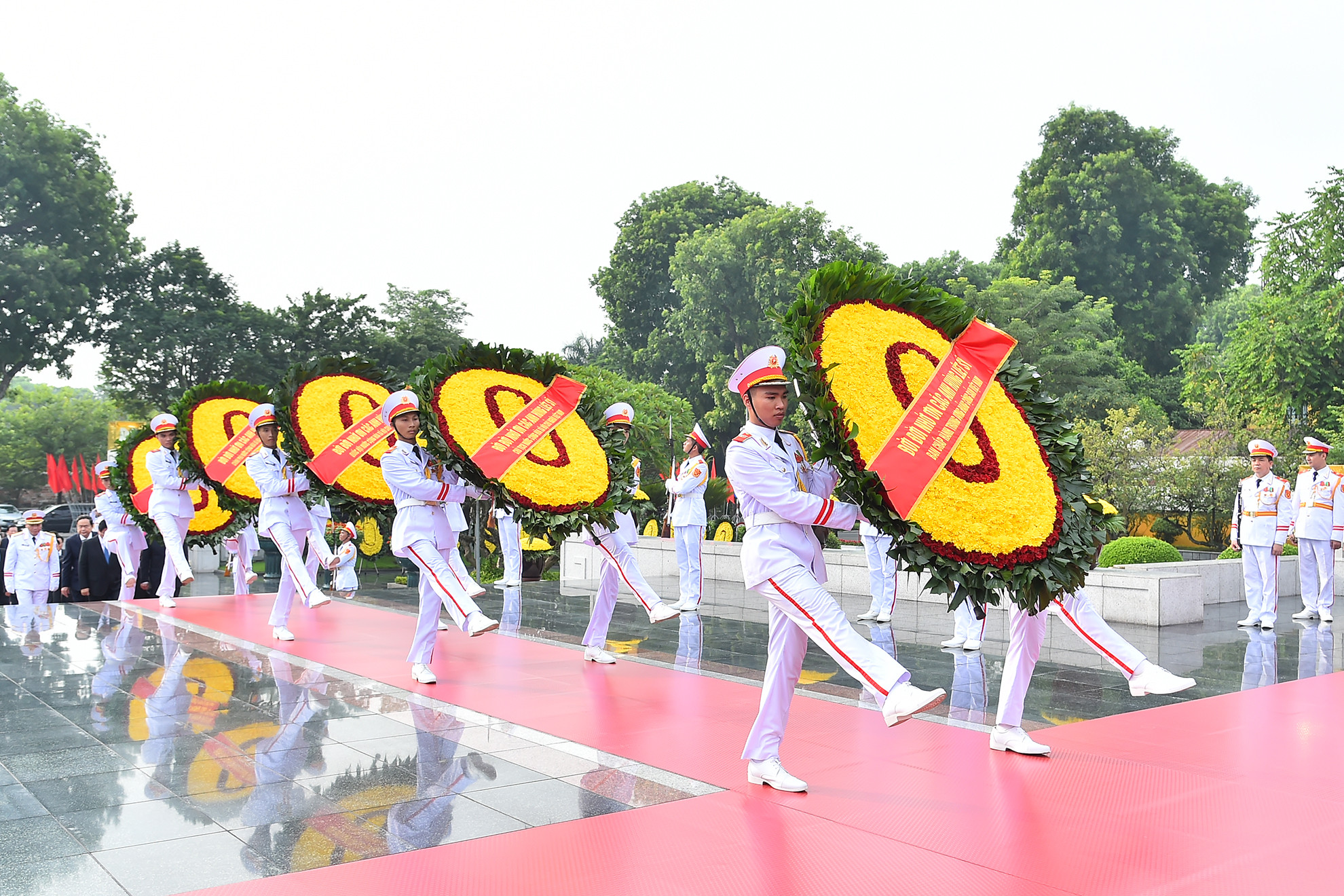Dẫn đầu là vòng hoa của đoàn với dòng chữ: “Đời đời nhớ ơn các Anh hùng liệt sĩ”.