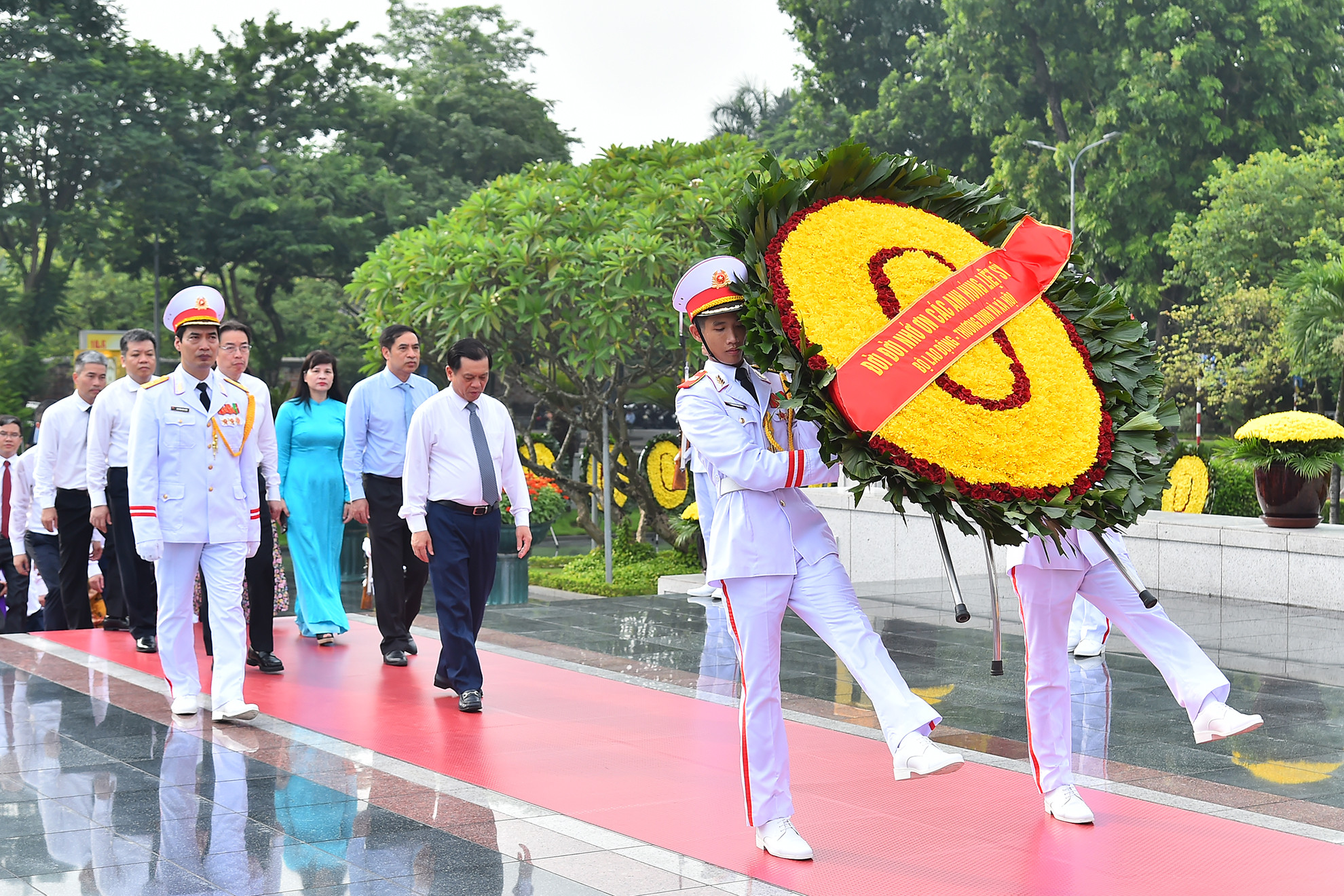 Đoàn đại biểu Bộ Lao động-Thương binh và Xã hội đặt vòng hoa, tưởng niệm các Anh hùng liệt sĩ.