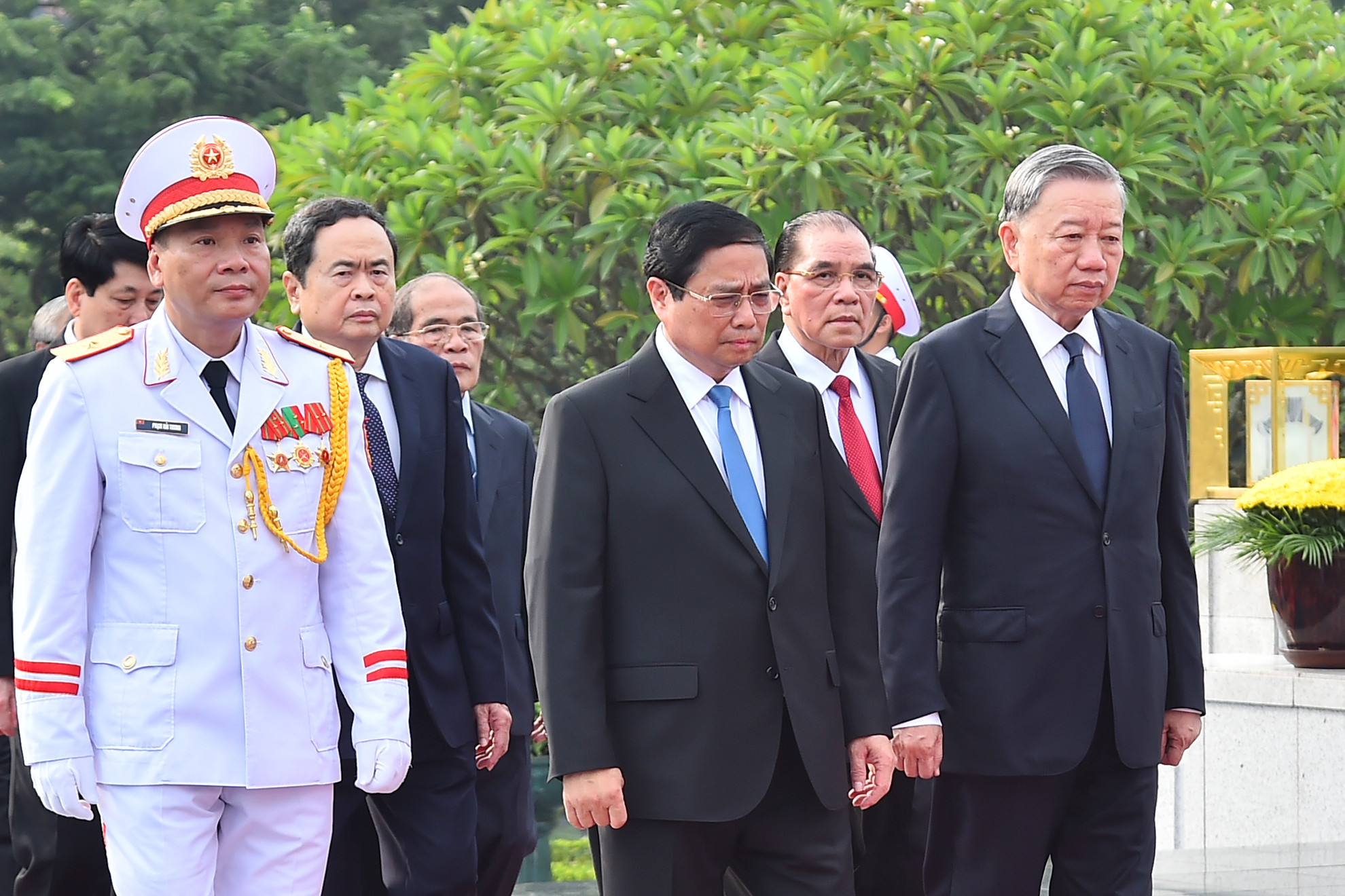 Chủ tịch nước Tô Lâm, Thủ tướng Phạm Minh Chính dẫn đầu đoàn các đồng chí lãnh đạo, nguyên lãnh đạo Đảng, Nhà nước đến đặt vòng hoa, tưởng niệm các Anh hùng liệt sĩ.