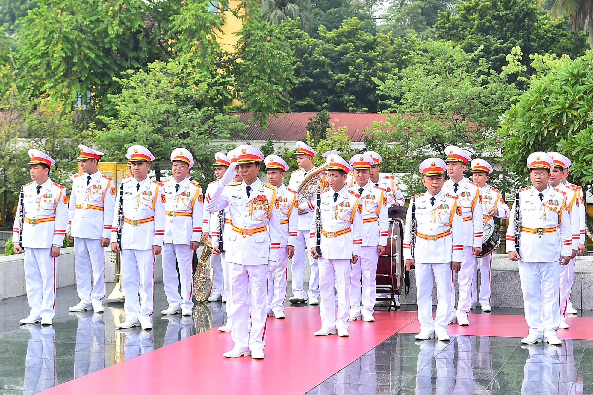 Đoàn Nghi lễ Quân đội cử hành quân nhạc tại Đài tưởng niệm các Anh hùng liệt sĩ trên đường Bắc Sơn.