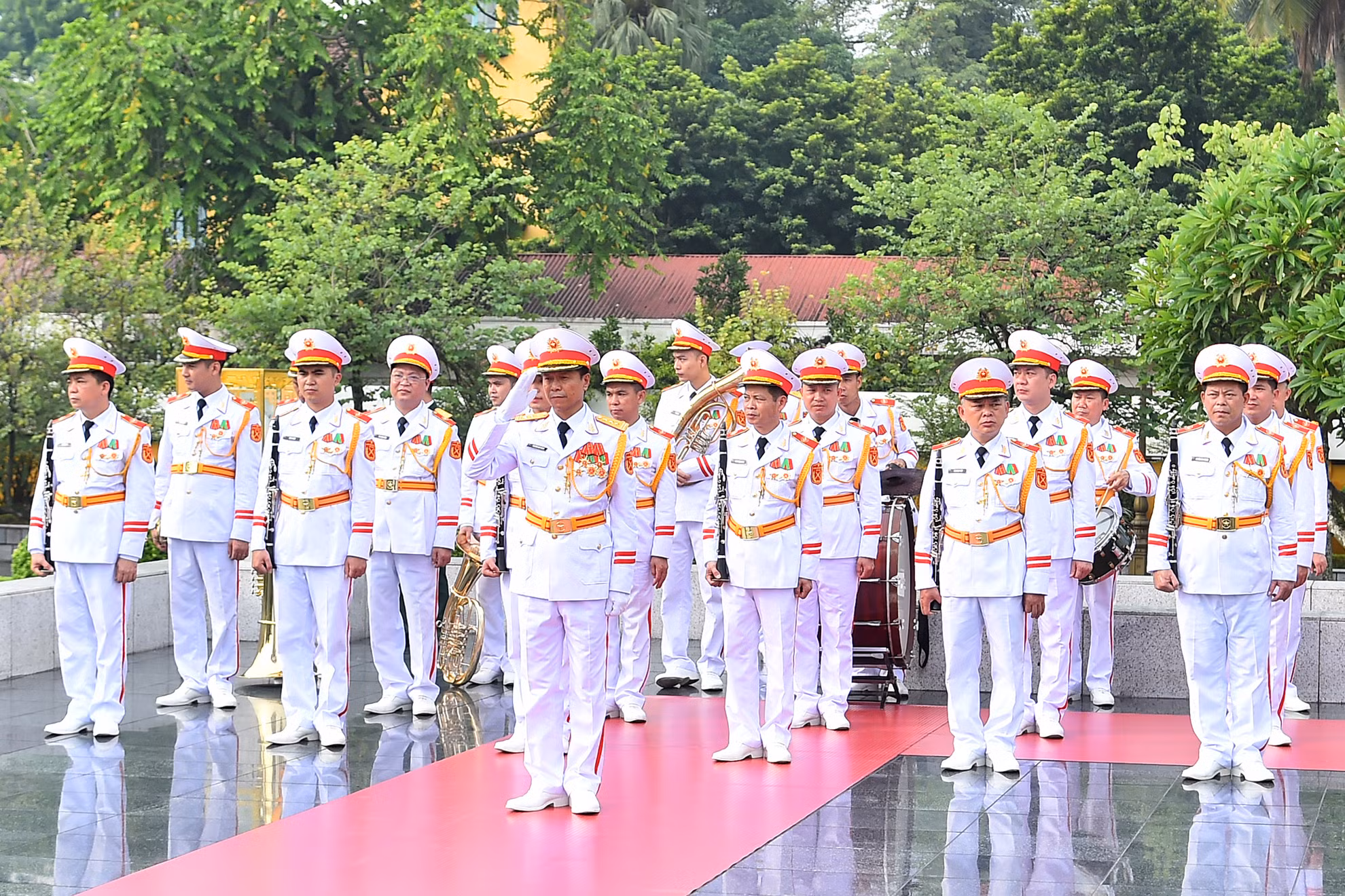 Đoàn Nghi lễ Quân đội cử hành quân nhạc tại Đài tưởng niệm các Anh hùng liệt sĩ trên đường Bắc Sơn.