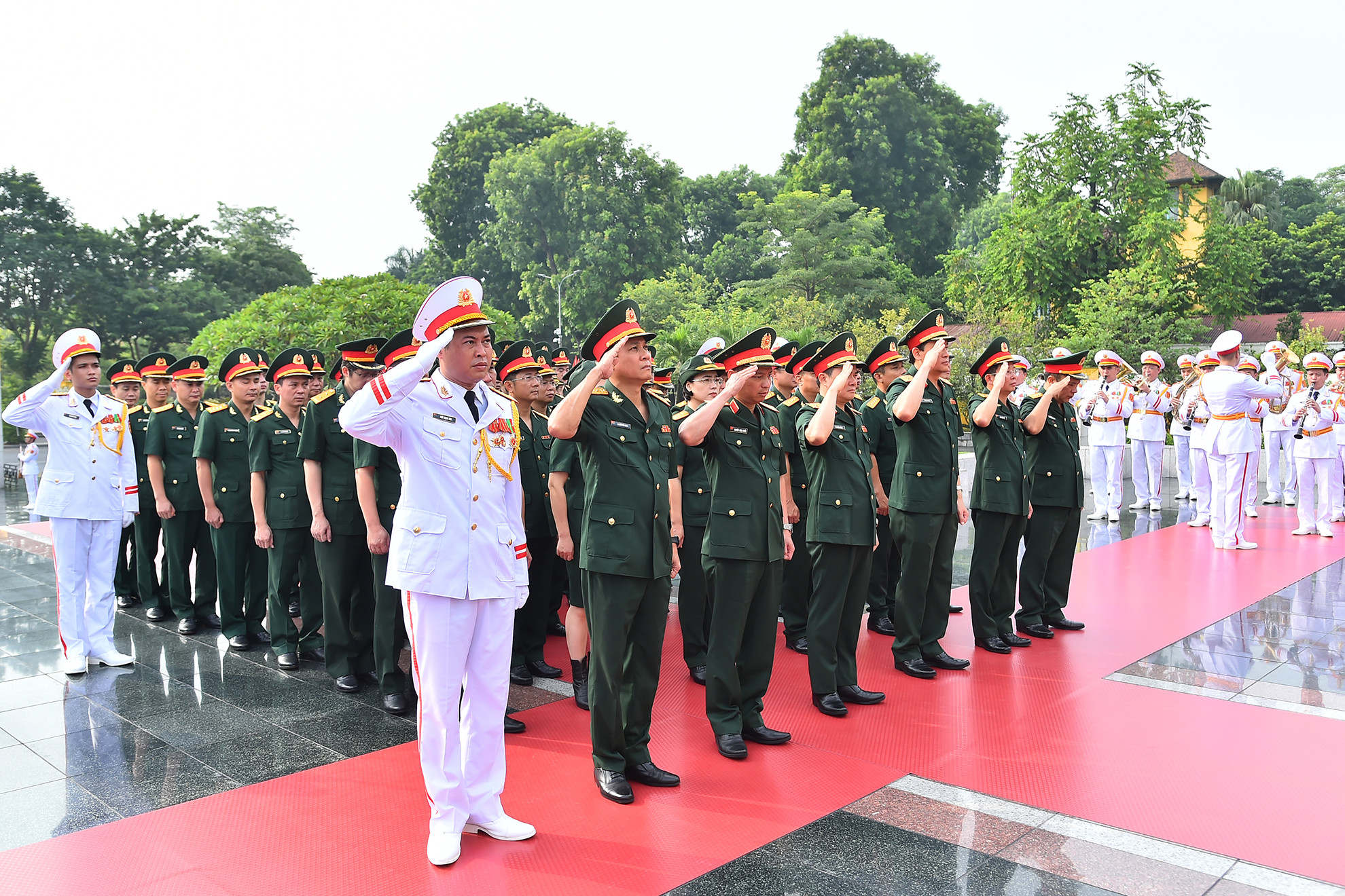 Đoàn đại biểu Quân ủy Trung ương-Bộ Quốc phòng thành kính tưởng niệm các Anh hùng liệt sĩ.