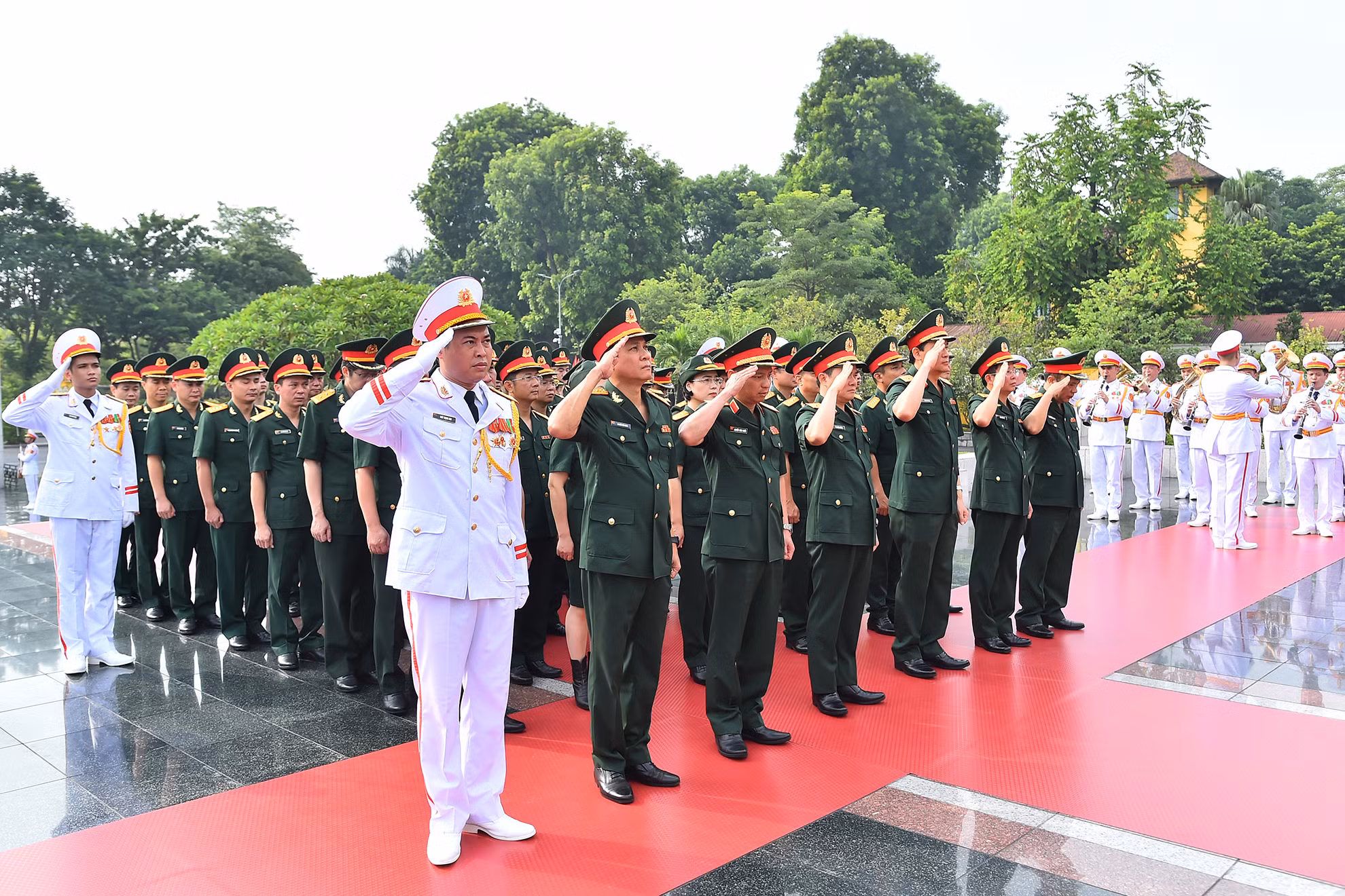 Đoàn đại biểu Quân ủy Trung ương-Bộ Quốc phòng thành kính tưởng niệm các Anh hùng liệt sĩ.
