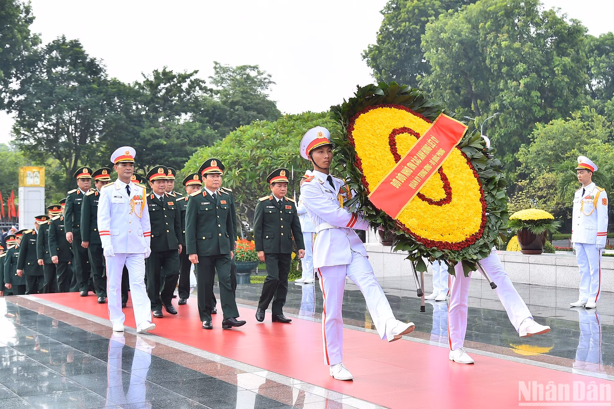 Đoàn đại biểu Quân ủy Trung ương-Bộ Quốc phòng do Thượng tướng Nguyễn Tân Cương, Ủy viên Trung ương Đảng, Tổng Tham mưu trưởng Quân đội nhân dân, Thứ trưởng Quốc phòng làm Trưởng đoàn đặt vòng hoa, tưởng niệm các Anh hùng liệt sĩ.
