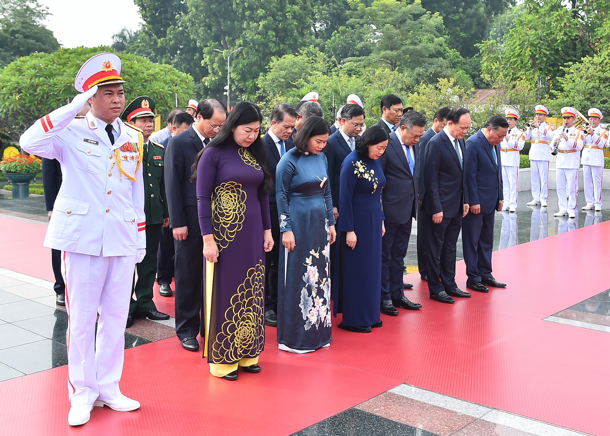 Đoàn đại biểu Thành ủy, Hội đồng nhân dân, Ủy ban nhân dân, Ủy ban Mặt trận Tổ quốc Việt Nam thành phố Hà Nội thành kính tưởng niệm các Anh hùng liệt sĩ.