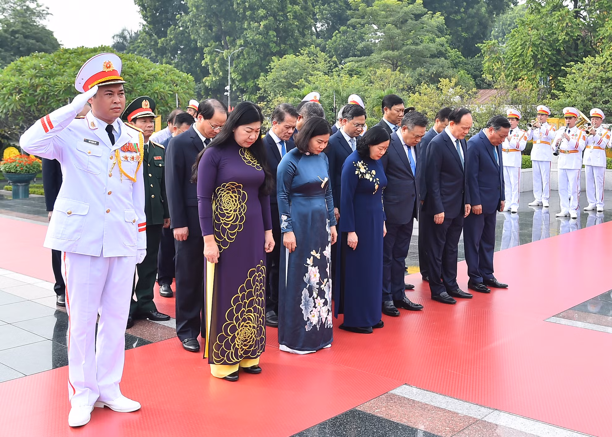 Đoàn đại biểu Thành ủy, Hội đồng nhân dân, Ủy ban nhân dân, Ủy ban Mặt trận Tổ quốc Việt Nam thành phố Hà Nội thành kính tưởng niệm các Anh hùng liệt sĩ.