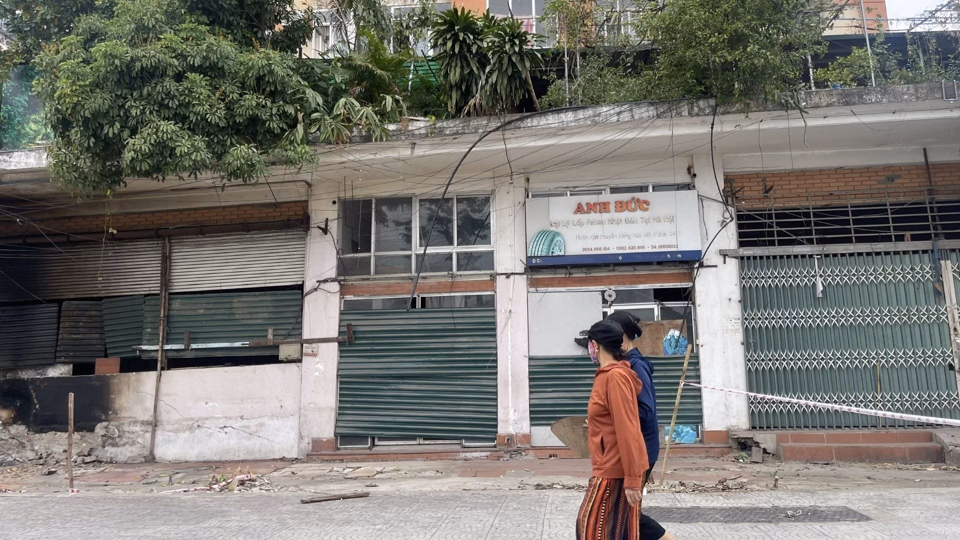 Nhiều vị trí xuống cấp, gây nhếch nhác đô thị.