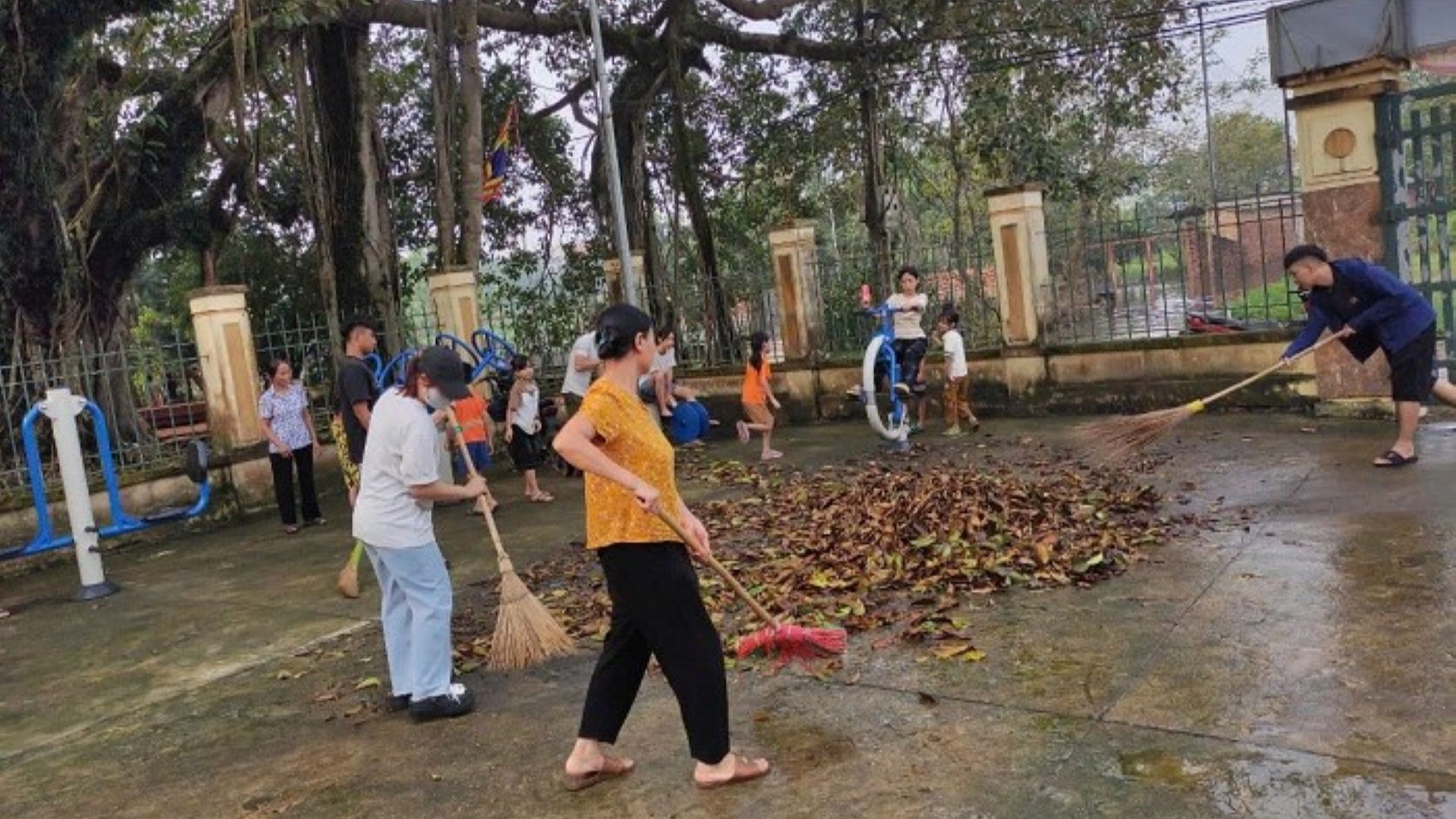 Tại huyện Quốc Oai, địa bàn đang bị ngập lụt, người dân tích cực vệ sinh môi trường ngay khi lũ rút.