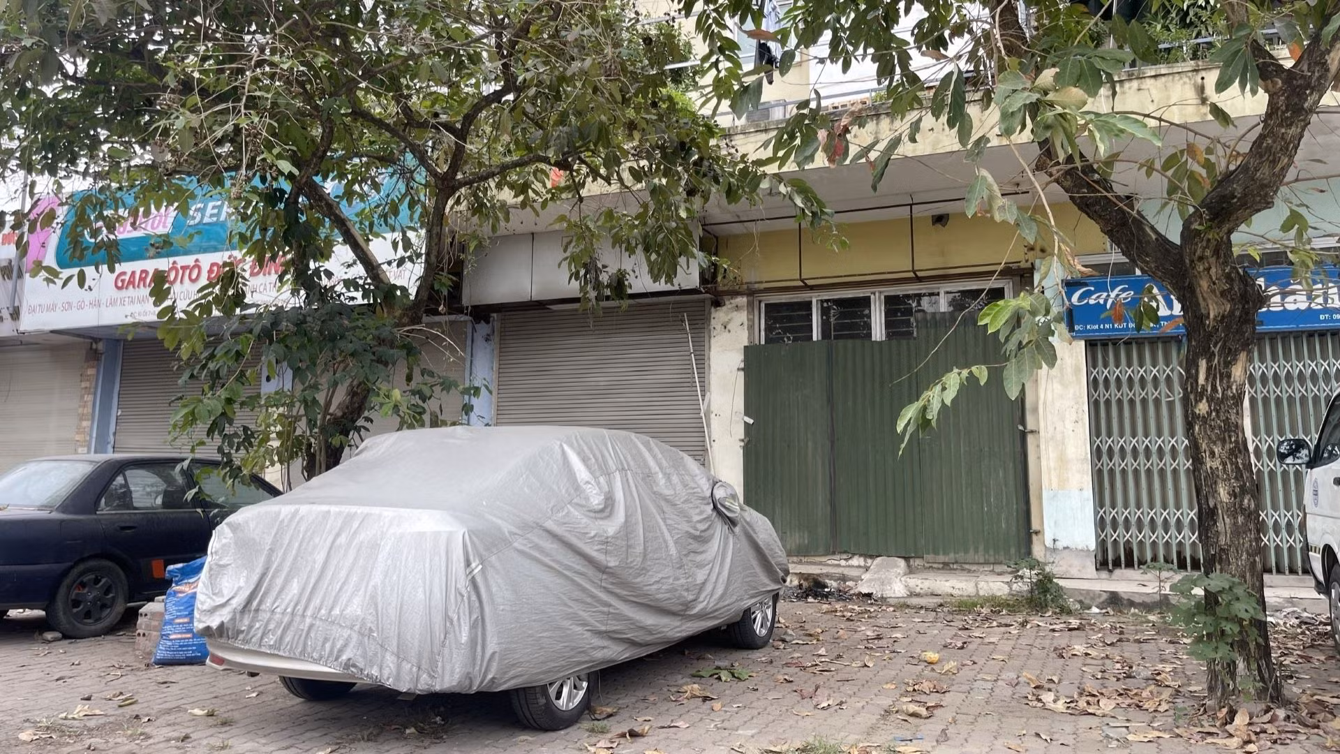 Hoặc bãi đỗ ô tô trái phép.