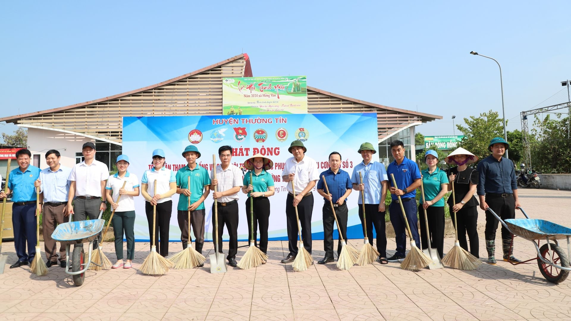 Lãnh đạo huyện Thường Tín ra quân dọn dẹp môi trường.