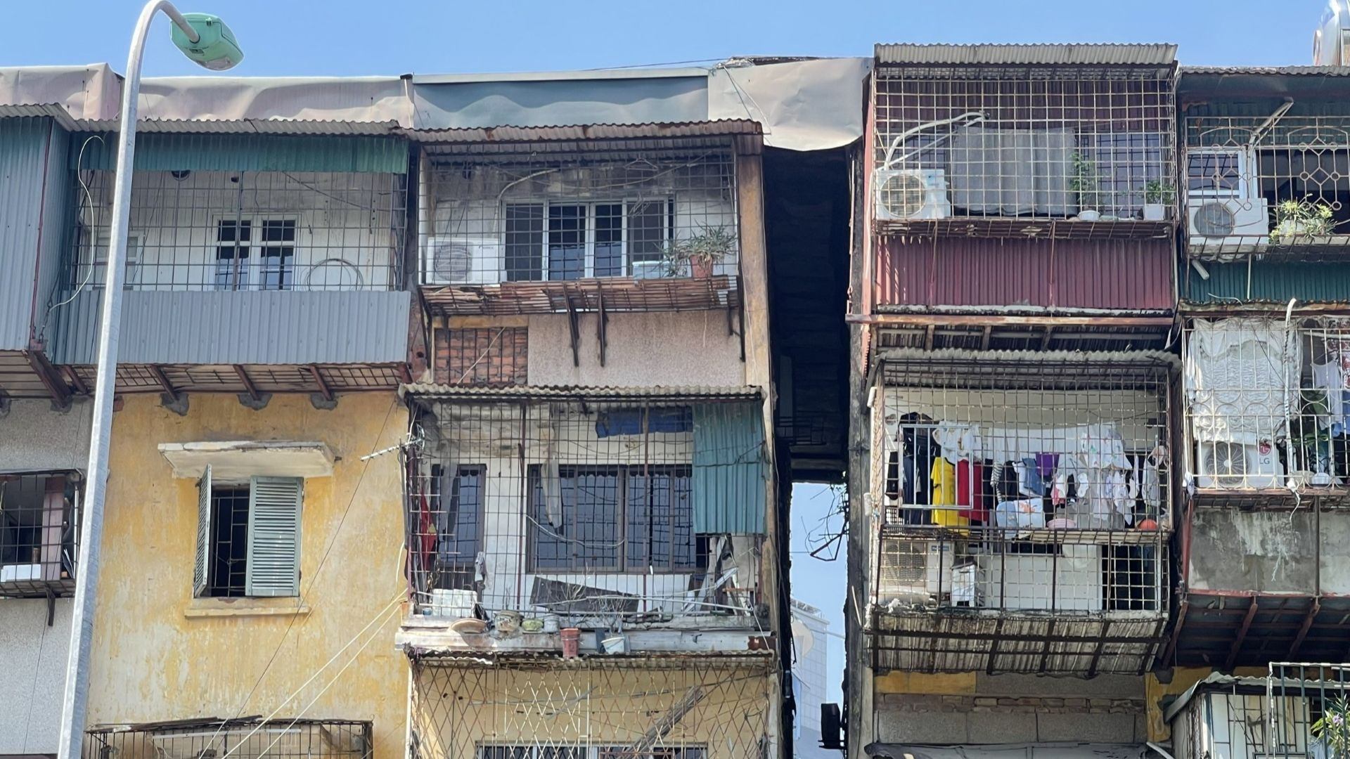 Tình trạng lún, nghiêng nhà G6A Thành Công có thể dễ dàng quan sát bằng mắt thường. Nghiêm trọng hơn, tình trạng lún, nghiêng chưa có dấu hiệu dừng lại khi khoảng cách giữa hai tòa nhà ngày càng lớn.