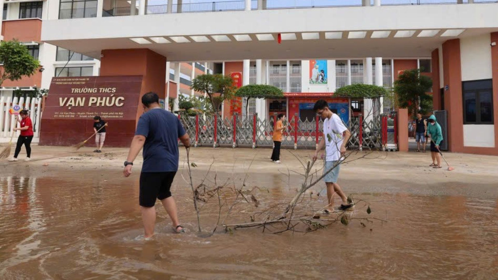 Các thầy, cô giáo và các em học sinh Trường THCS Vạn Phúc, huyện Thanh Trì dọn vệ sinh trường, lớp.