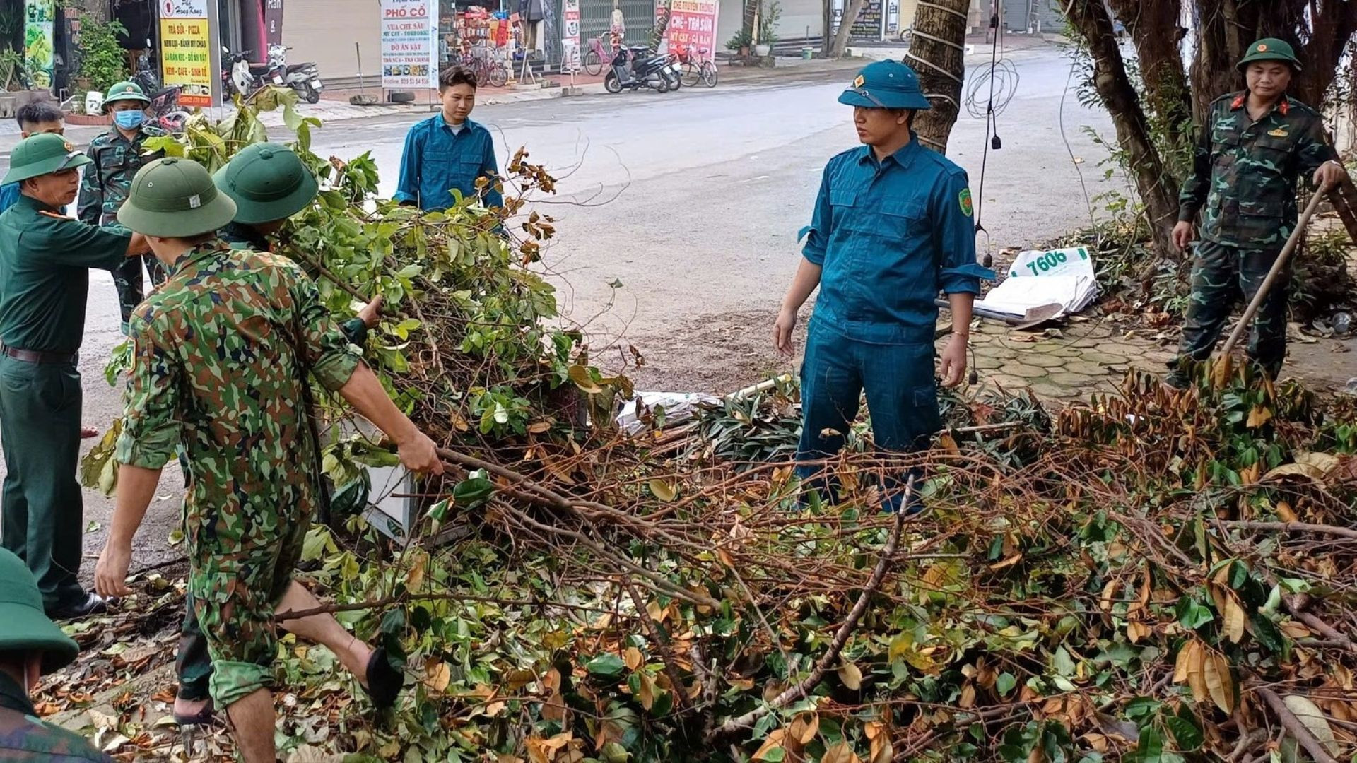 Lực lượng quân đội huyện Ứng Hòa tích cực tham gia thu dọn cây xanh gãy, đổ. Học sinh xã Thanh Thùy, huyện Thanh Oai tham gia vệ sinh trường lớp.